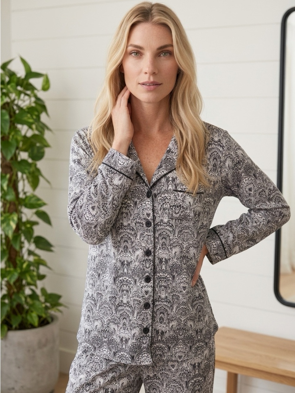 Soma Pajama Top Women's Sz XS Pajama Top Grey Black Batik Print Lng Slv Collared